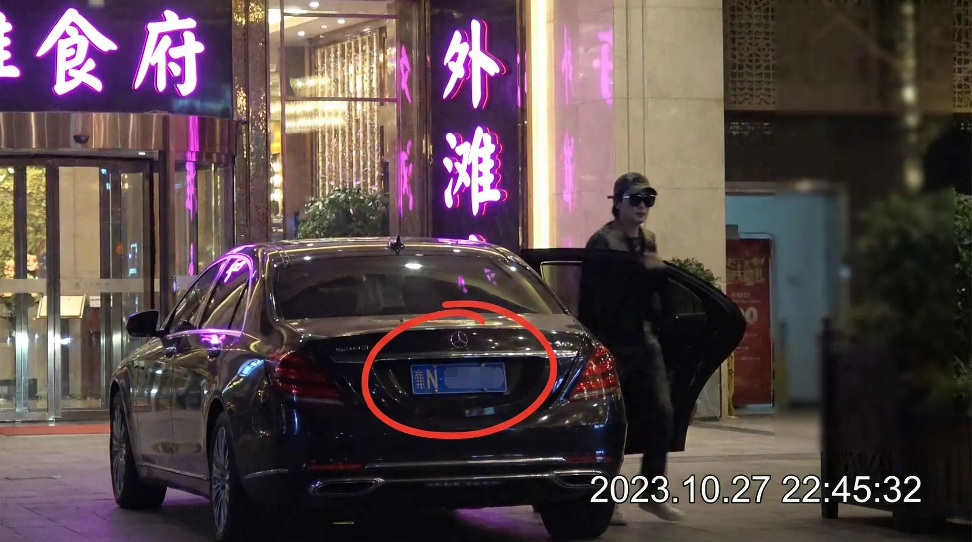 500彩票网站 - 豪车餐厅外偷拍